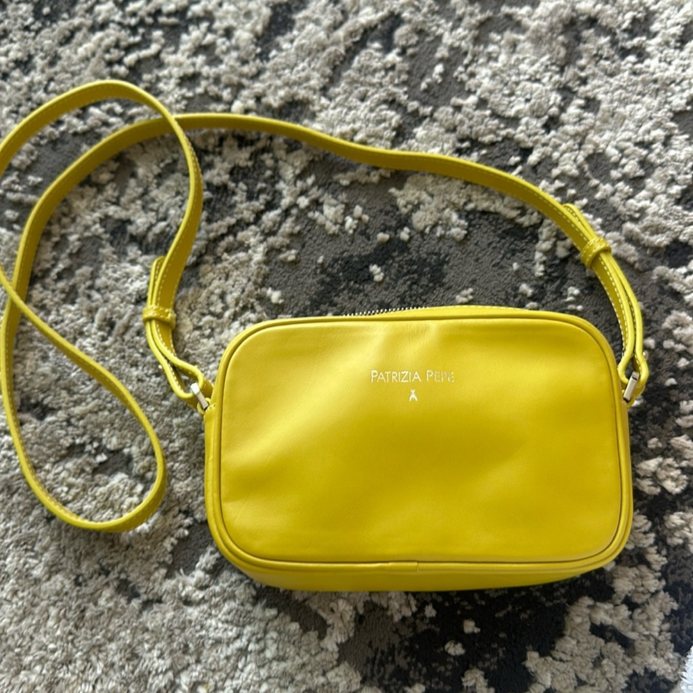 Almost brand new bag. Used 2-3 times, no signs of wear. Made of genuine leather.